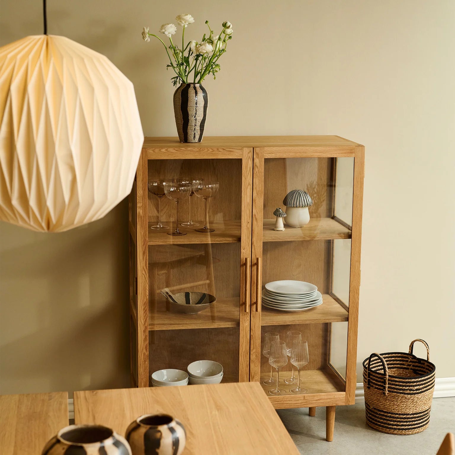 Akeru II Vitrinenschrank H126xB90